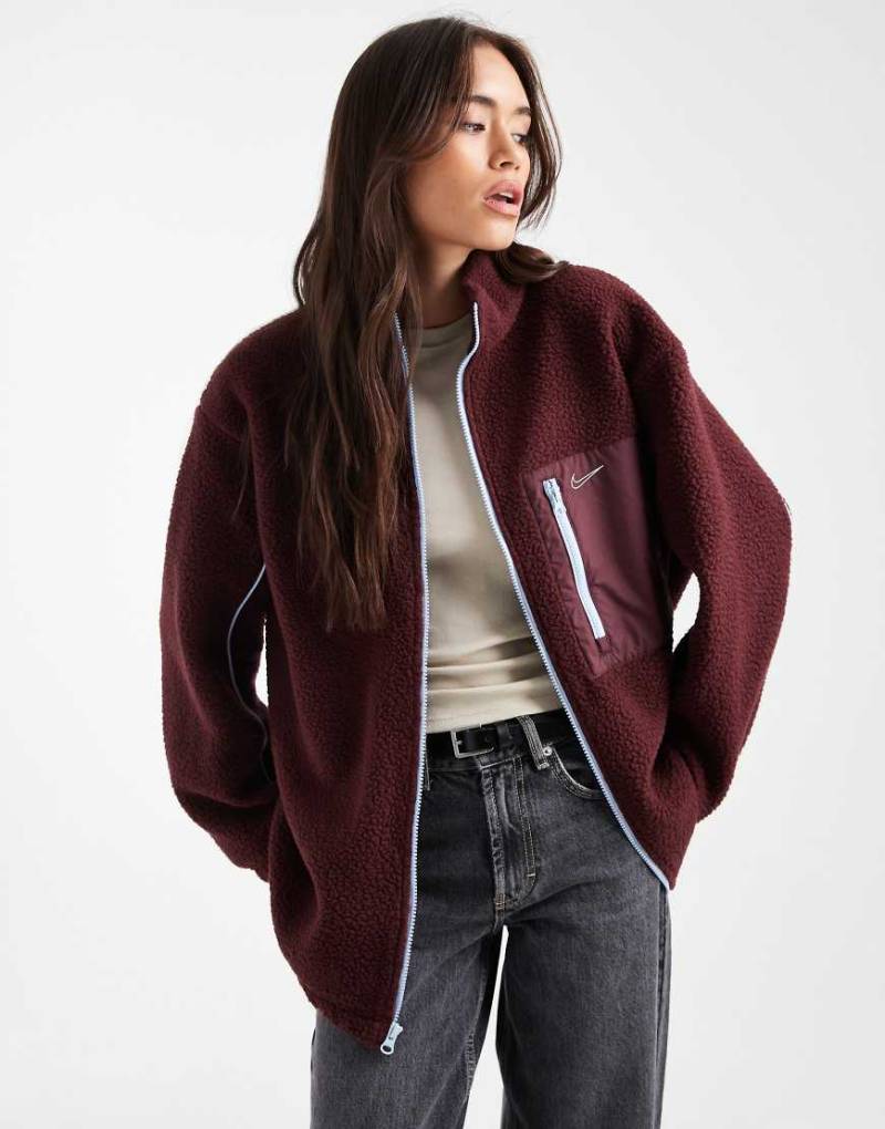 Nike - Teddy-Fleecejacke in Burgunderrot und Blau von Nike