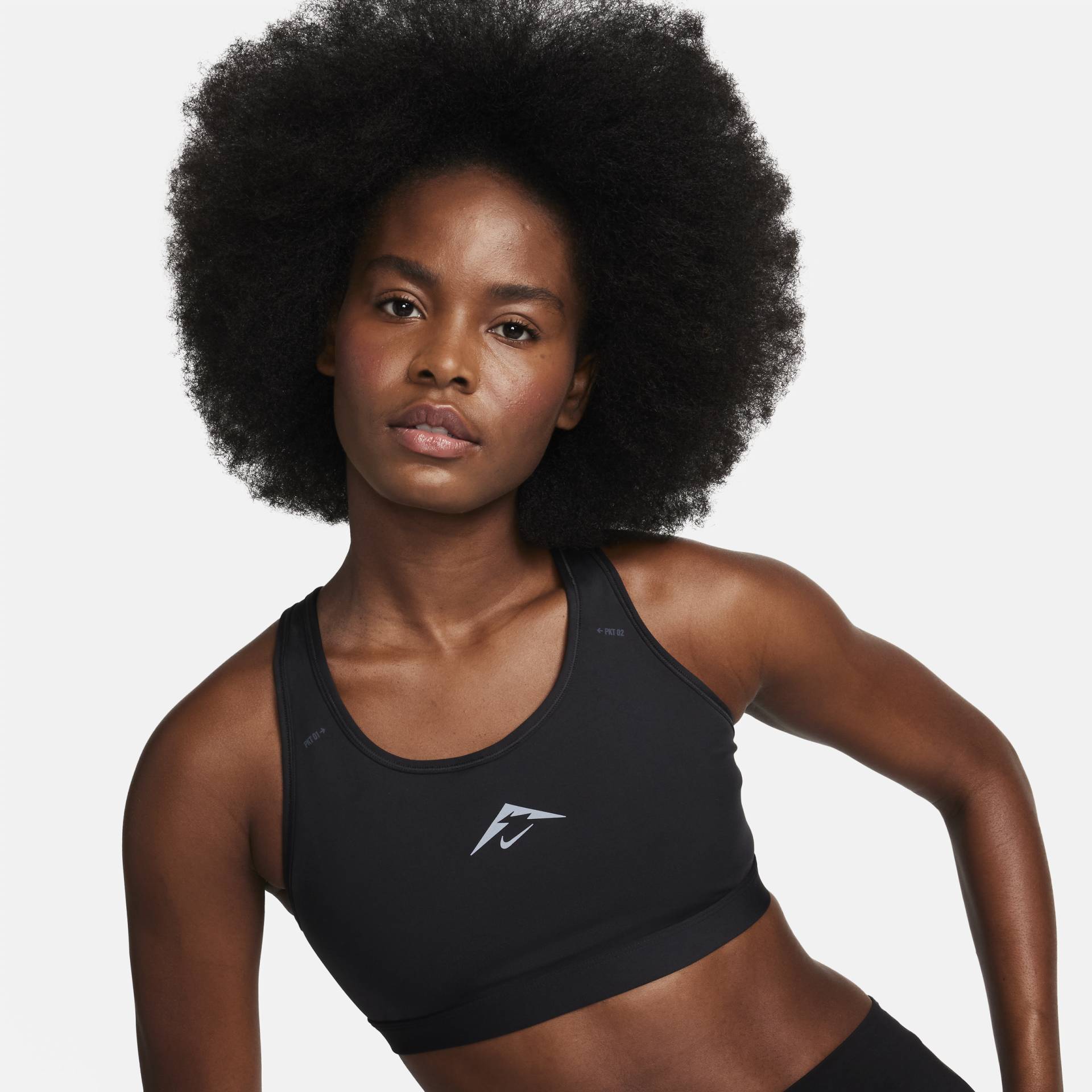 Nike Trail Swoosh On-The-Run Leicht gefütterter Sport-BH mit mittlerem Halt - Schwarz von Nike
