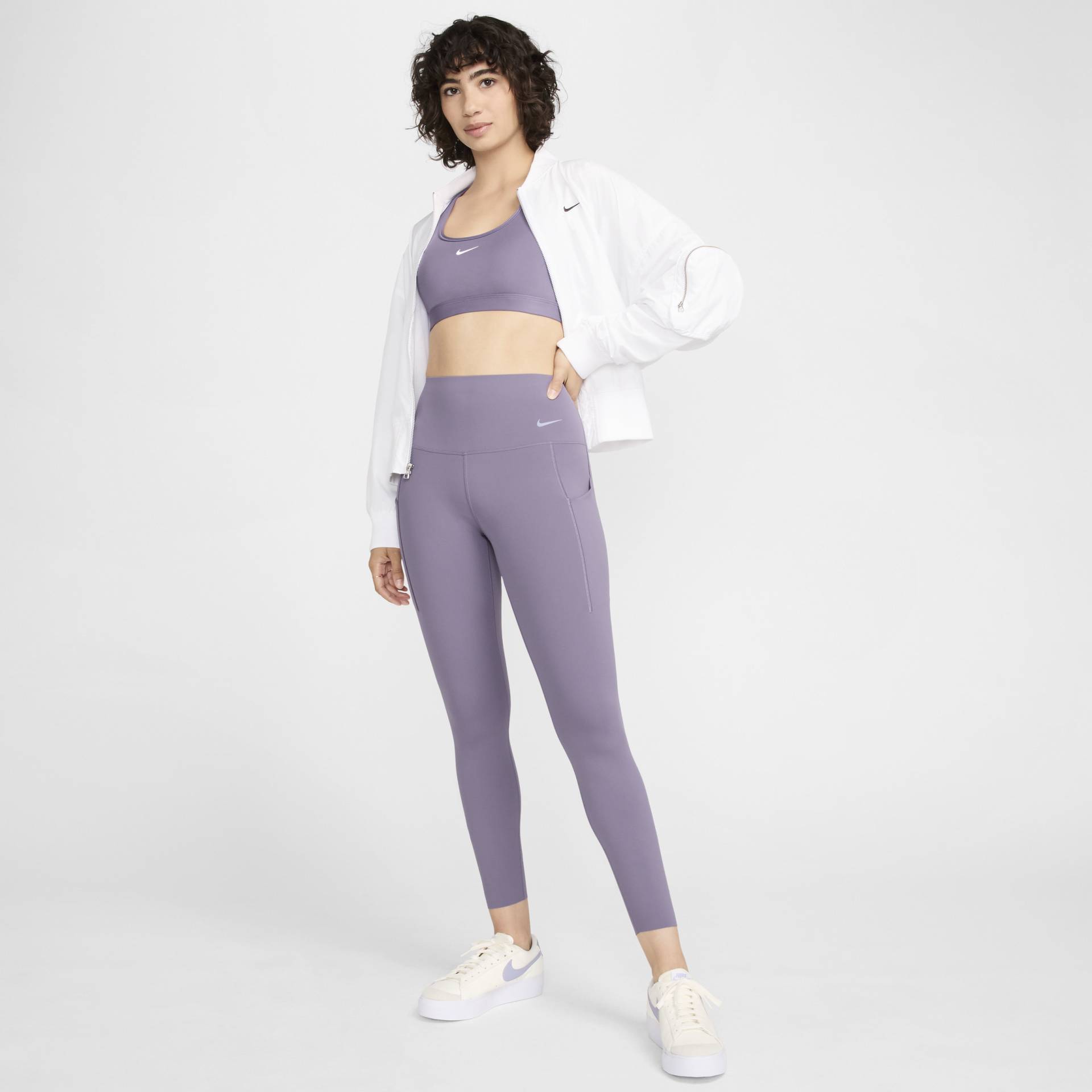 Nike Universa 7/8-Leggings mit Taschen, mittlerem Halt und hohem Bund für Damen - Lila von Nike