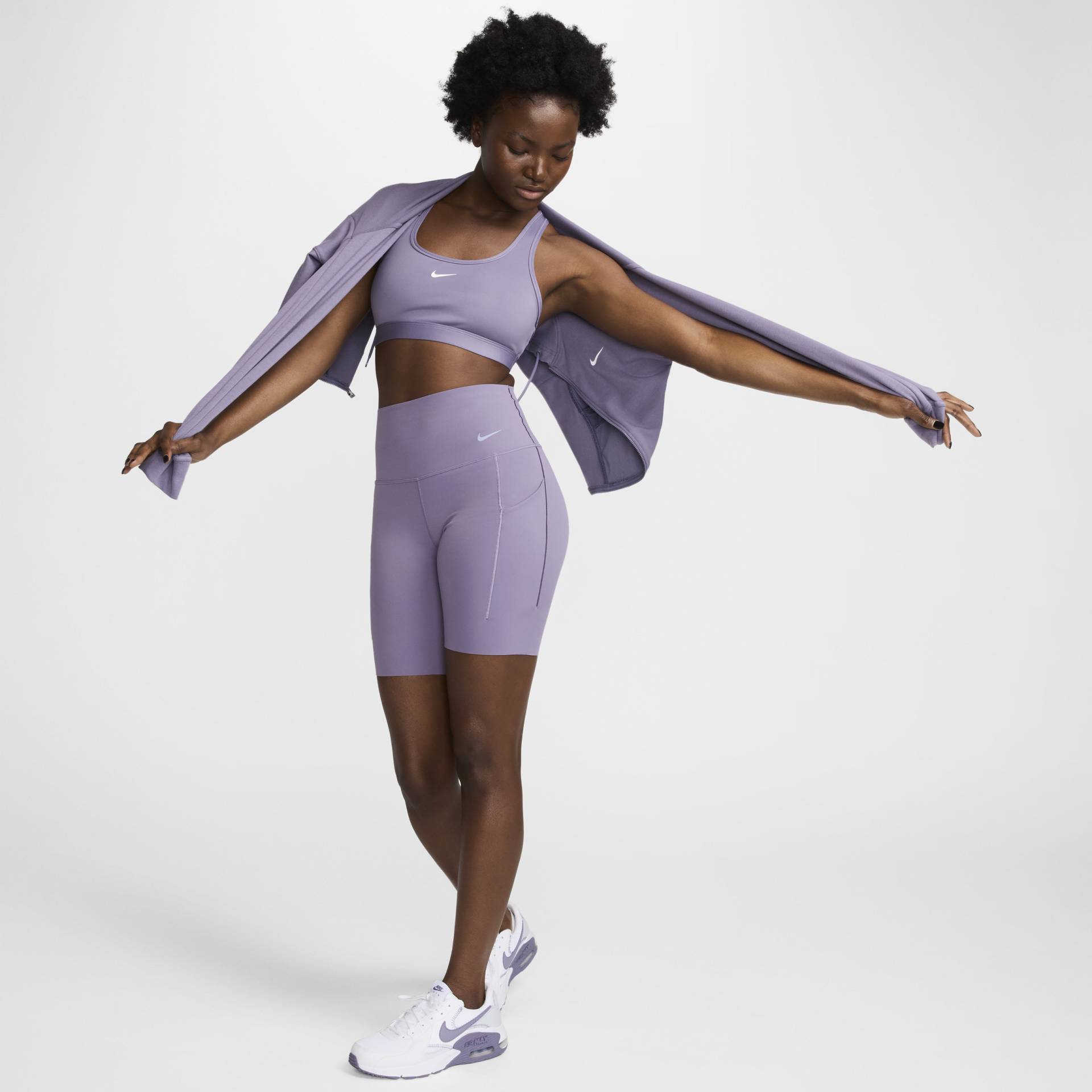 Nike Universa Bike-Shorts mit Taschen, mittlerem Halt und hohem Bund für Damen (ca. 20,5 cm) - Lila von Nike