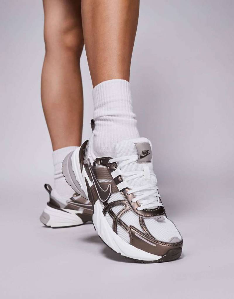 Nike - V2K Run - Sneaker in Beige und Weiß-Neutral von Nike