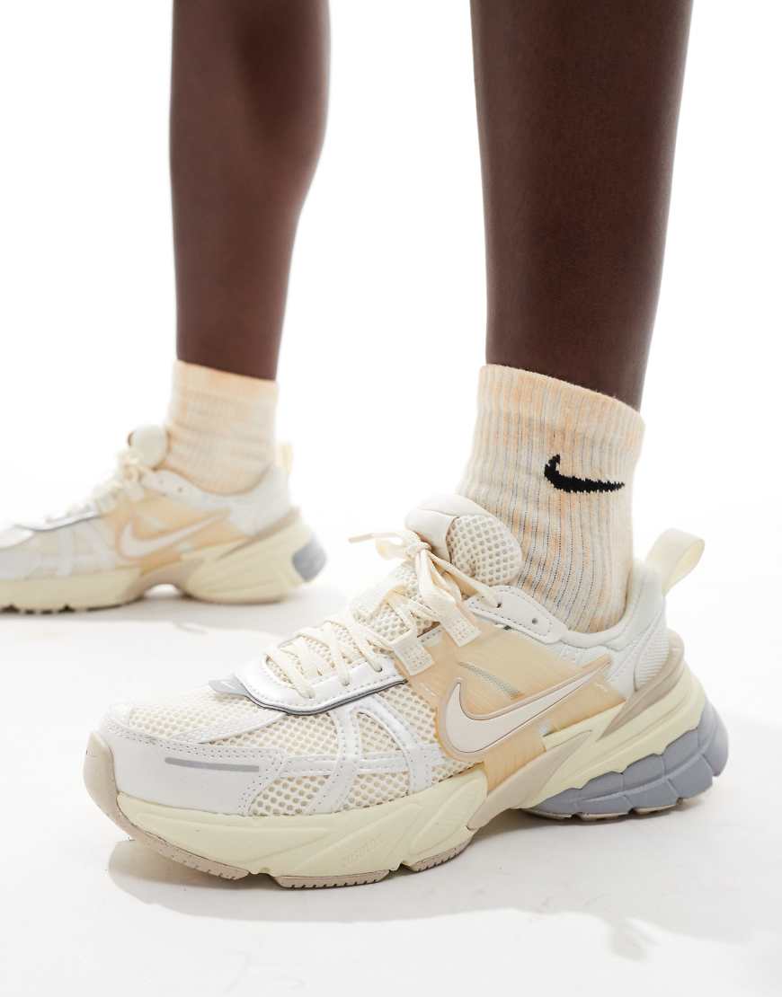 Nike - V2K Run - Sneaker in gebrochenem Weiß und Beige-Gelb von Nike