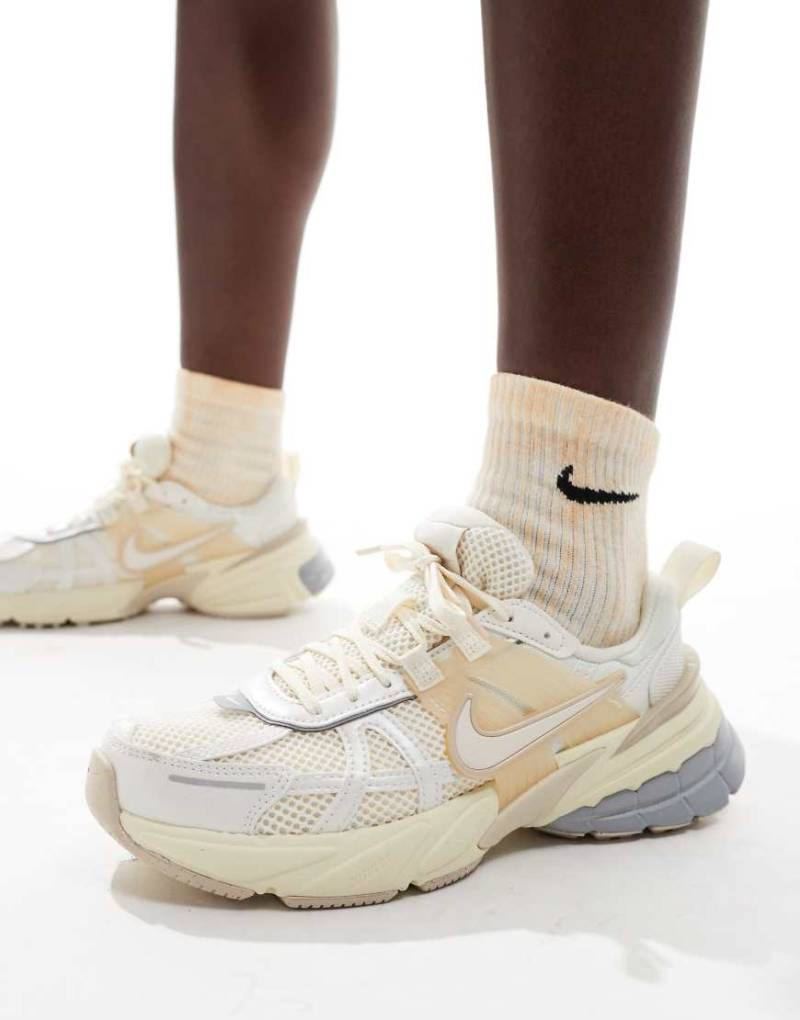 Nike - V2K Run - Sneaker in gebrochenem Weiß und Beige-Gelb von Nike