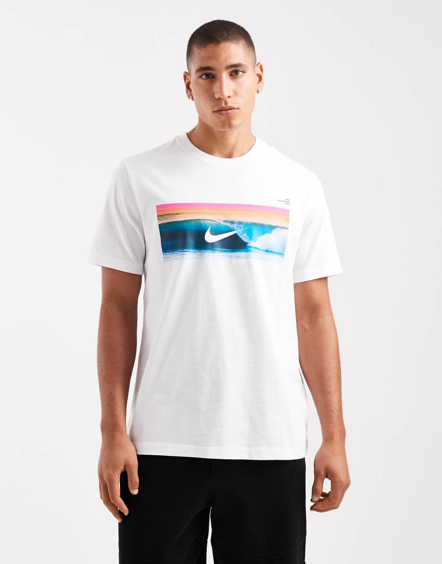 Nike - Wave - T-Shirt in Weiß mit Wellenmotiv von Nike