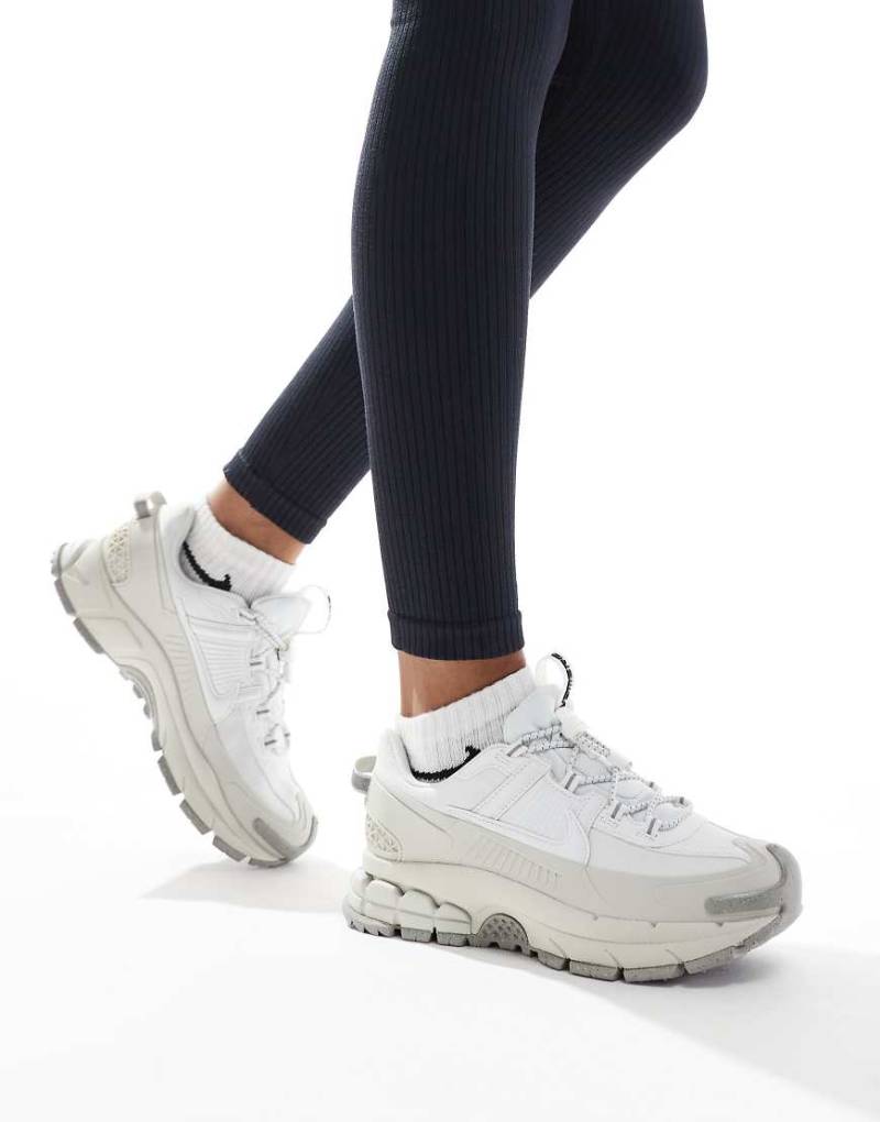 Nike - ZOOM Vomero 5 Roam - Sneaker in Weiß und Grau von Nike