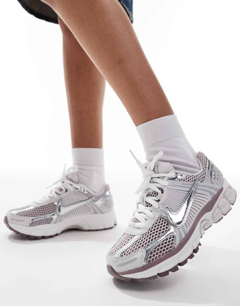 Nike - ZOOM Vomero 5 - Sneaker in Grau und Silber-Weiß von Nike