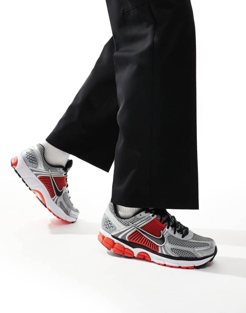 Nike - Zoom Vomero 5 - Sneaker in Metallic-Silber und Schwarz von Nike