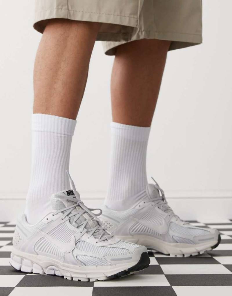 Nike - Zoom Vomero 5 - Unisex-Sneaker in Hellgrau-Weiß von Nike