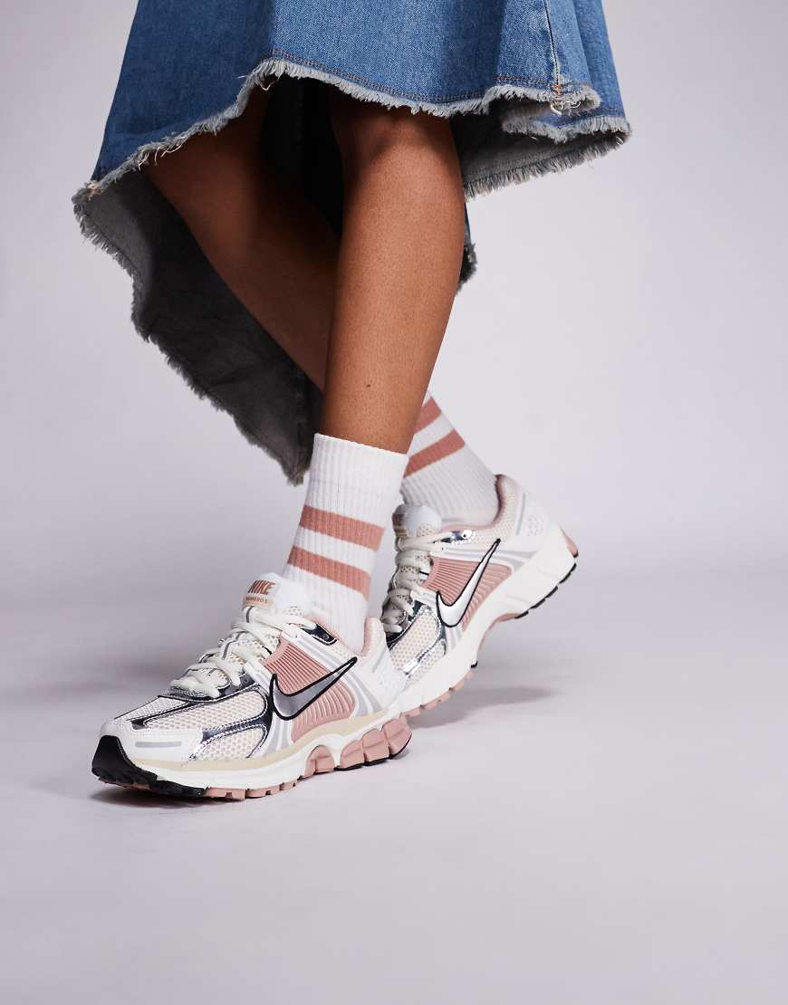 Nike - Zoom Vomero 5 - Unisex-Sneaker in Beige und Rosa-Neutral von Nike