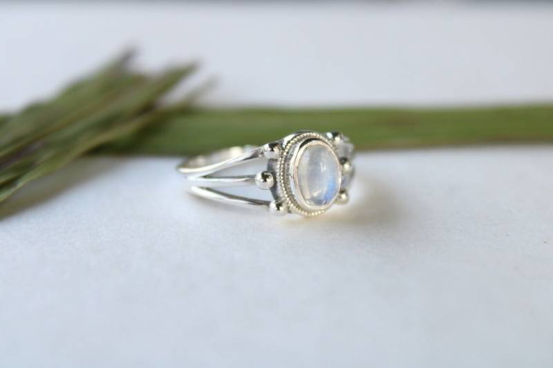 Echter Regenbogen Mondstein Ring, Boho Stapel Ovel Heilstein Neujahr Geschenk Handgemachter Weihnachtsgeschenk von Nikhaarjewelry