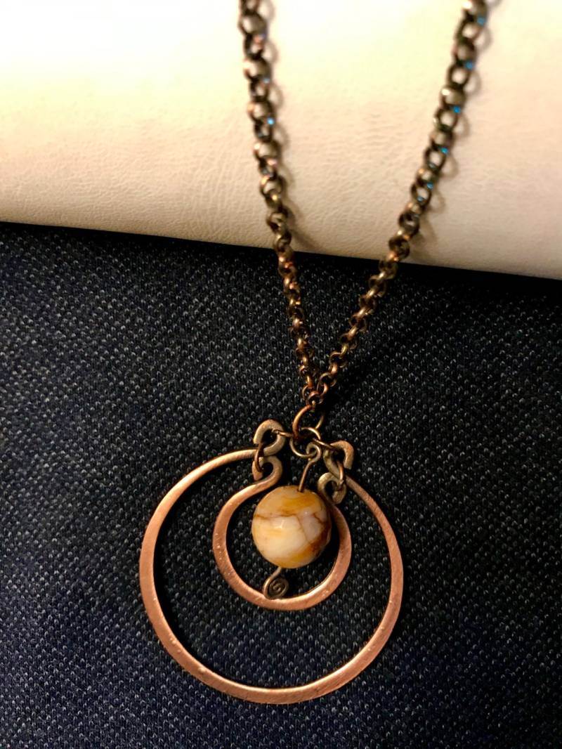 Jade Kette | Lange Pferdeschuh Charm Kugelkette Statement Marmor Smaragd Halskette Boho Jade Kette | Lange Pferdeschuh Charm Kugelkette Statement Marmor Smaragd Halskette Boho von NikiPikiAccessories