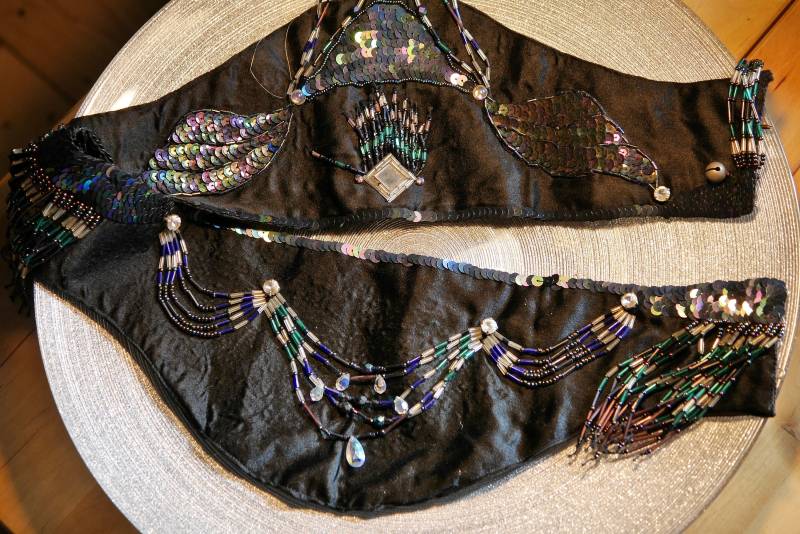 Bauchtanzgürtel Regenbogen Pailletten Schwarze Seide Hochwertig Unikat Handmade in Germany von NikitasKreationen