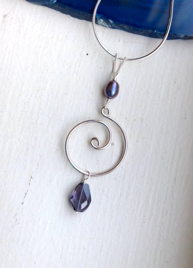 Iolith Und Perlenkette von NikkisNicNaks