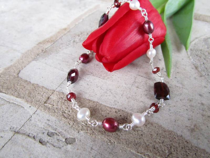 Perlen Und Granat Armband, Januar Birthstone Armband von NikkisNicNaks