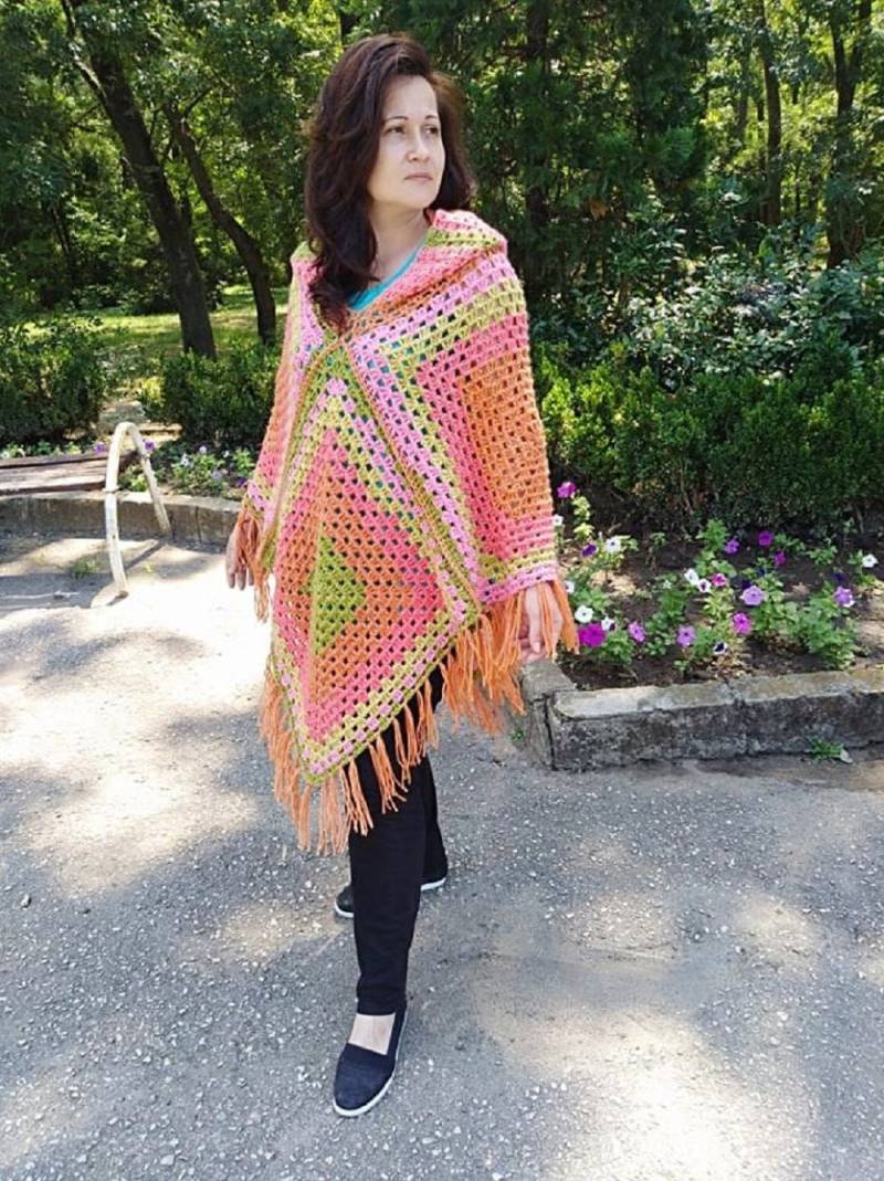 Hand Gehäkelter Poncho Handgemachter Frauen Ponchos Mit Kapuze von NikmarFashion