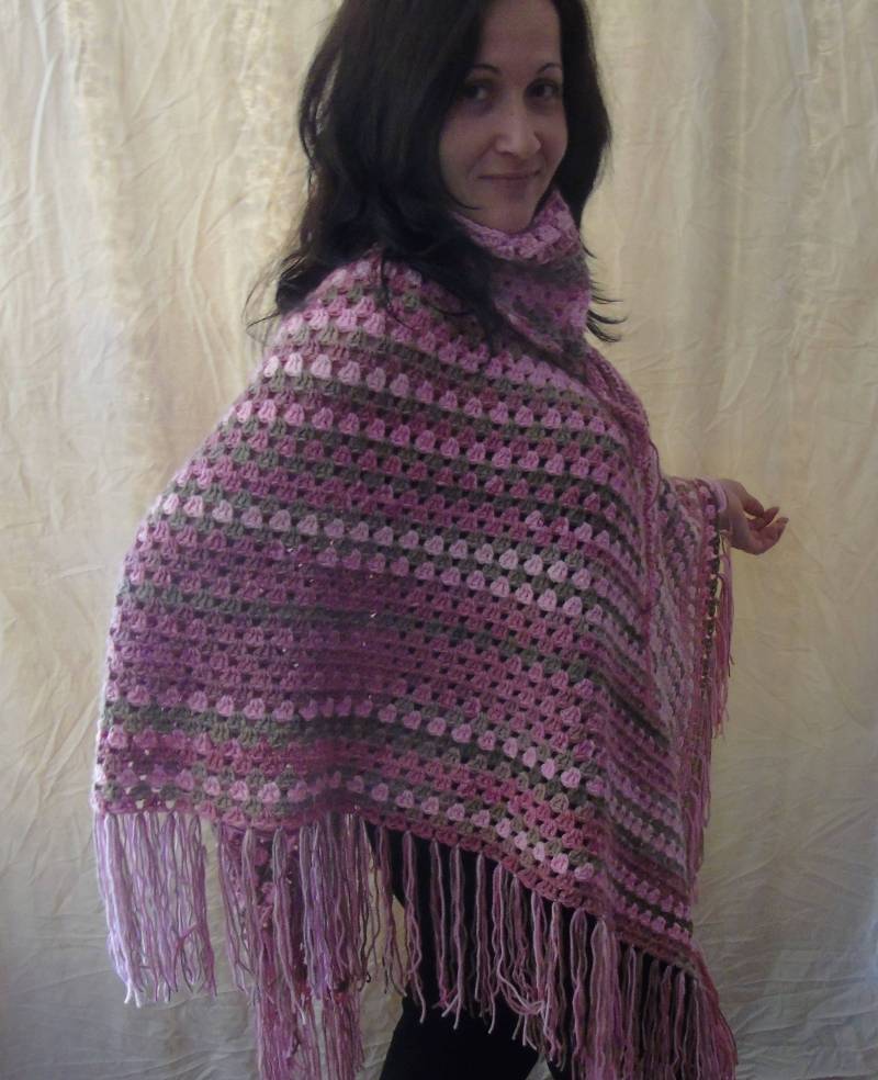 Handgefertigter Häkelfransenponcho Mit Abnehmbarem Kragen von NikmarFashion