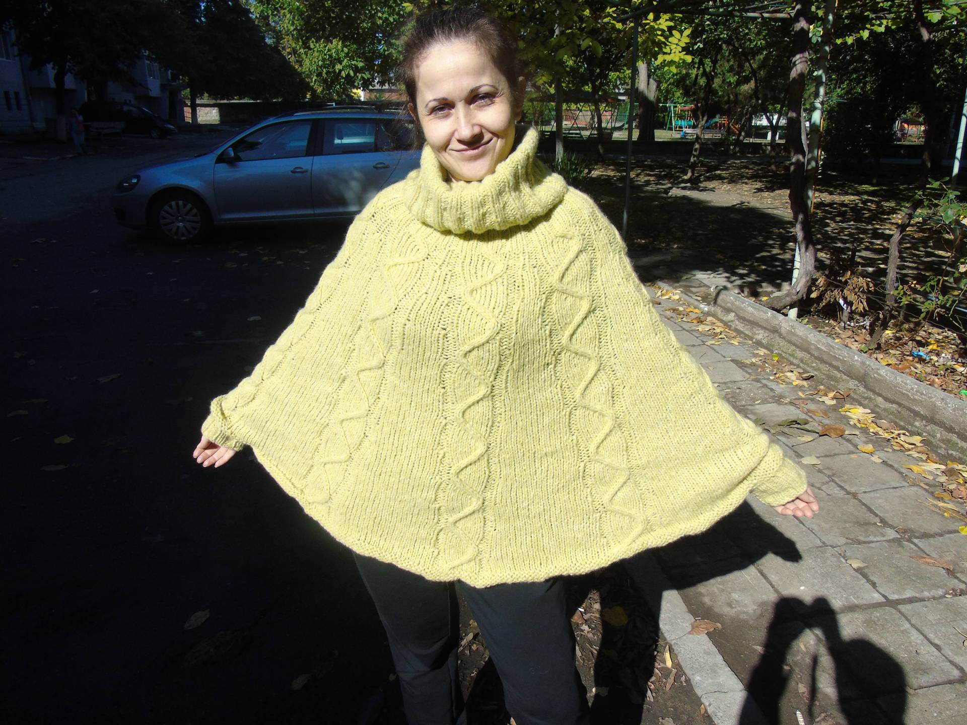 Handgestrickter Mohair Pullover Poncho Mit Bündchen von NikmarFashion