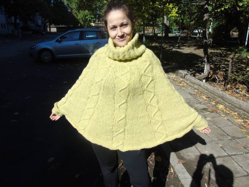 Handgestrickter Mohair Pullover Poncho Mit Bündchen von NikmarFashion
