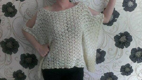 Handgestrickter Poncho Für Strand Geeignet Und Nicht Nur von NikmarFashion