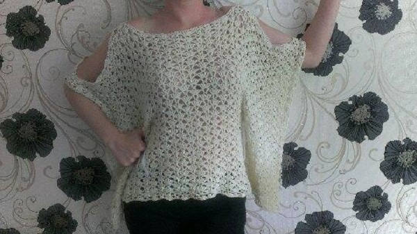 Handgestrickter Poncho Für Strand Geeignet Und Nicht Nur von NikmarFashion
