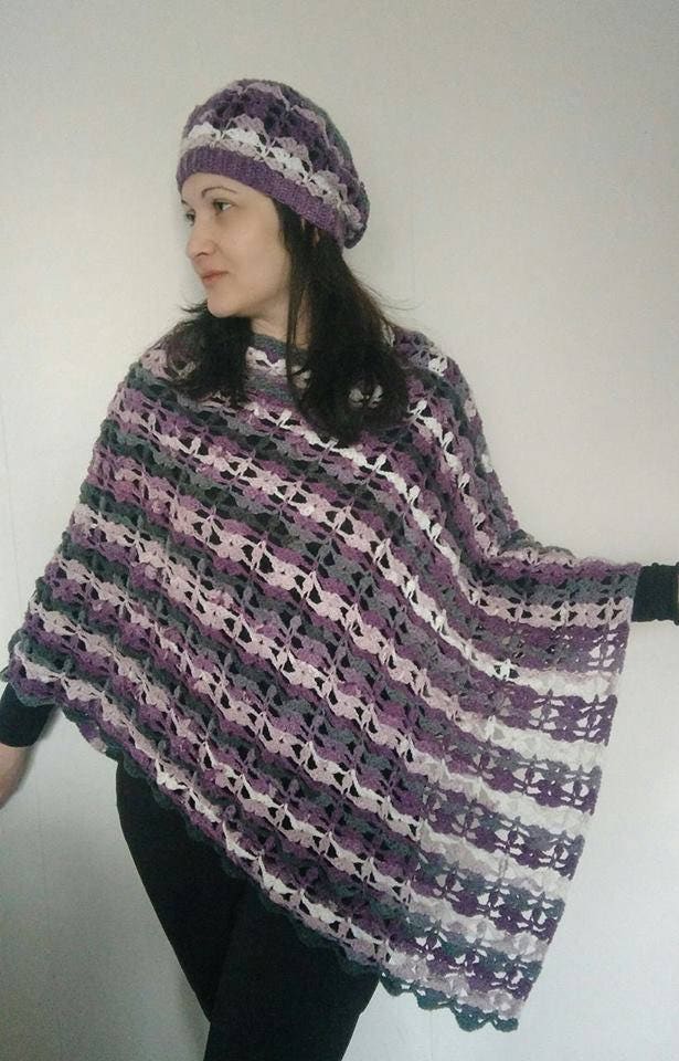 Handgefertigter Häkelponcho Gestreifte, Bunte Strickmode von NikmarFashion