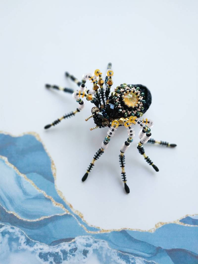 Bestickte Spinnen Brosche Halloween Anstecknadel, Hexe Accessoire von NikoLeeShop