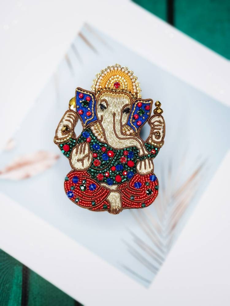 Gestickte Ganesh Brosche Handgemachte Perlen Pin Elefant Gott Schmuck Ganesha von NikoLeeShop