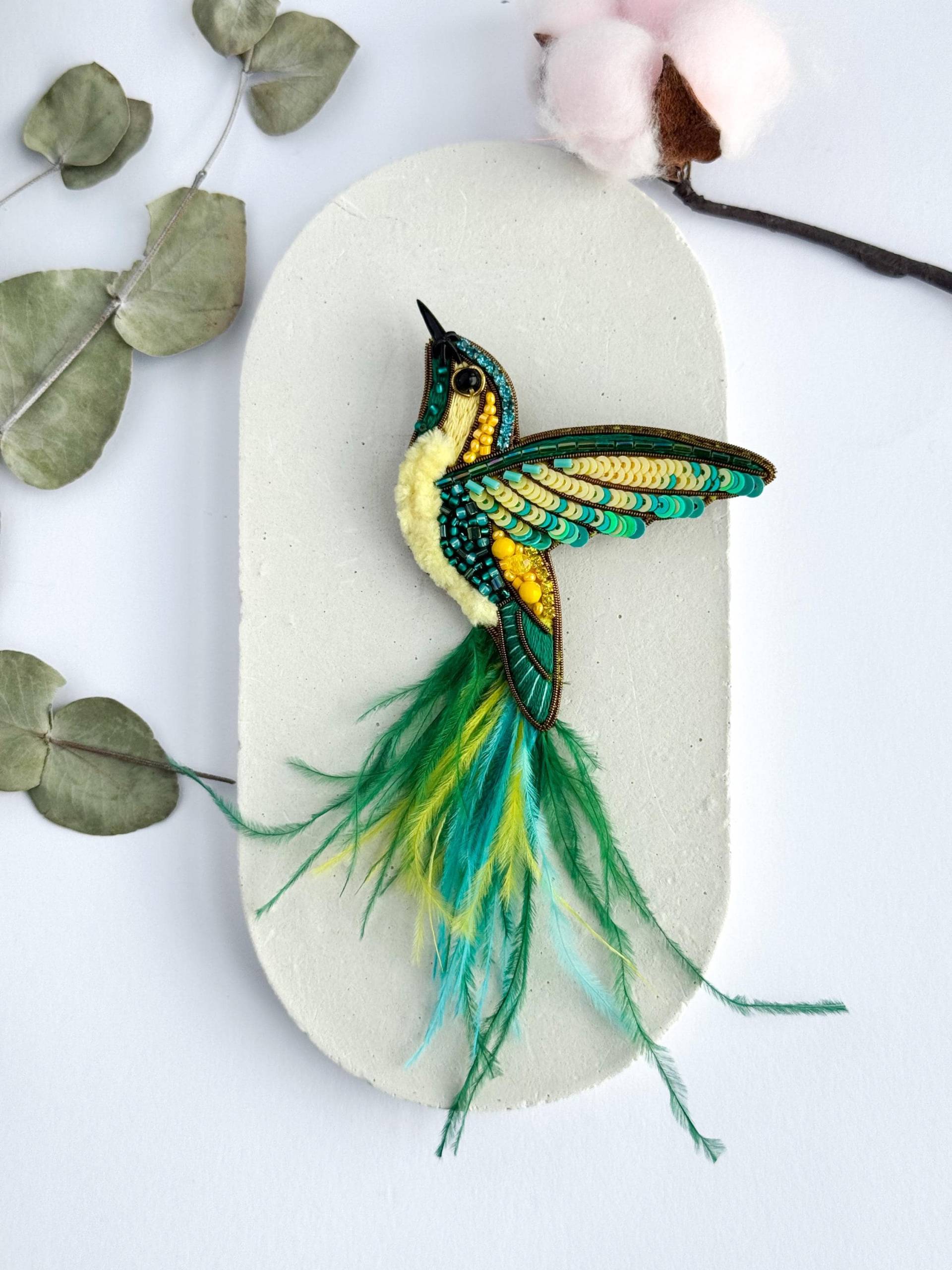 Gestickte Kolibri Brosche Perlenbrosche Mit Straussenfeder von NikoLeeShop