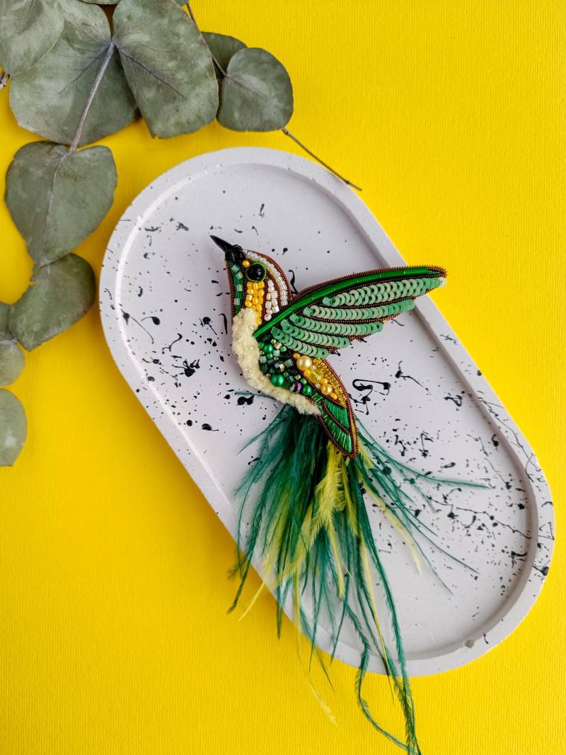 Gestickte Kolibri Brosche Perlenbrosche Mit Straussenfeder von NikoLeeShop