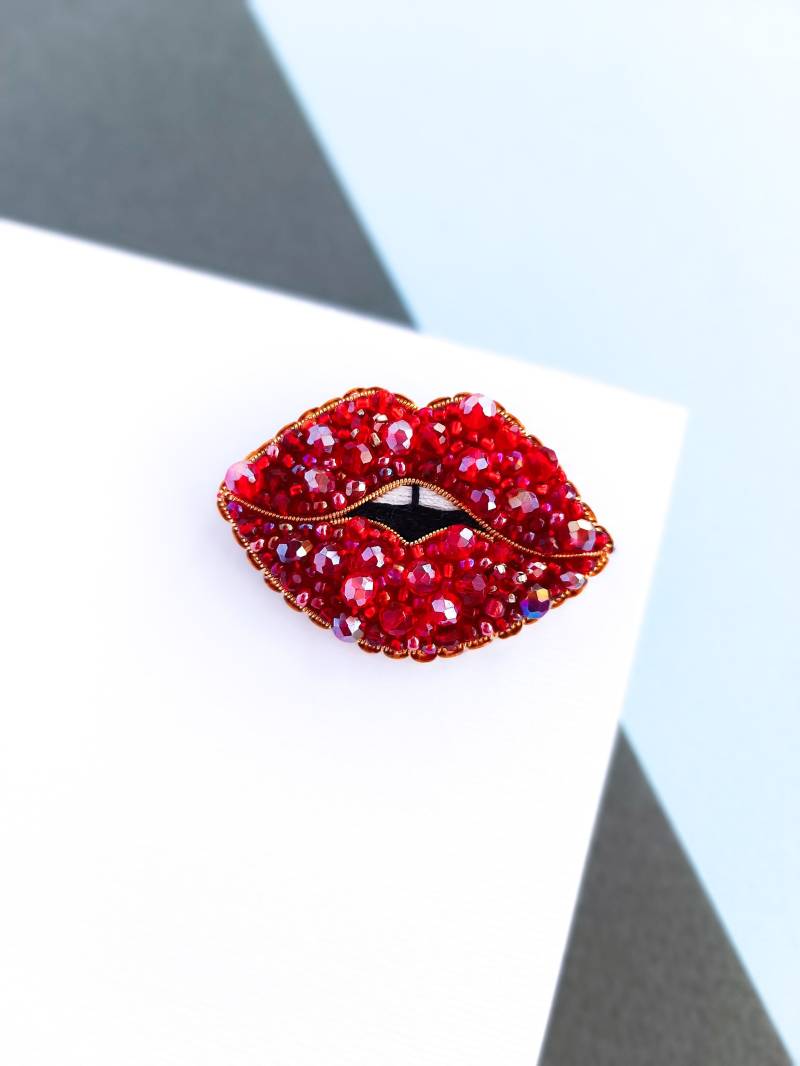 Gestickte Lippen Brosche Rot Mundstift Heiße Perlen Einzigartiges Geschenk Für Sie von NikoLeeShop