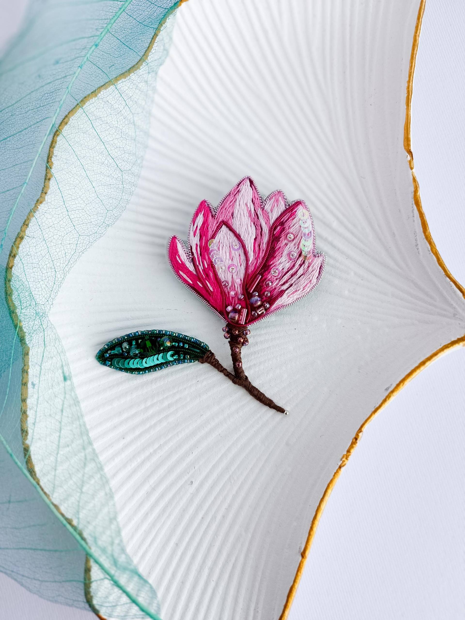 Gestickte Magnolie Blume Brosche Perlen Blumen Pin Handgemachte Schmuck Sticken Kunst Weihnachtsgeschenk Für Sie Rosa Baumwolle von NikoLeeShop