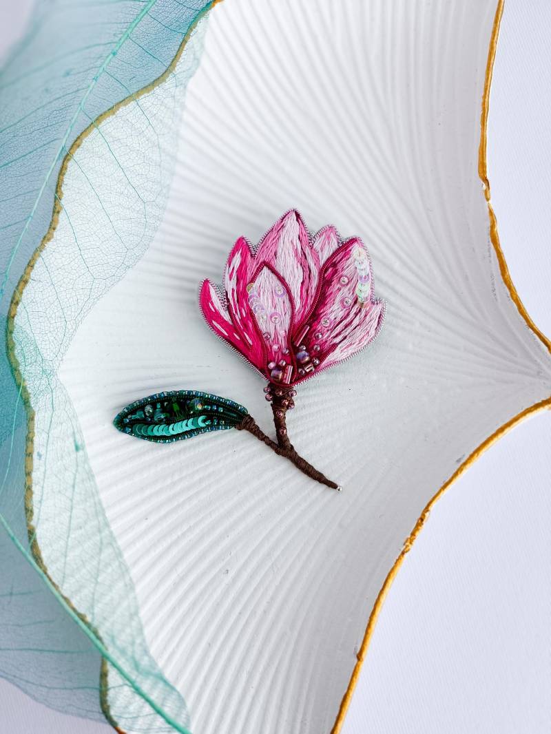 Gestickte Magnolie Blume Brosche Perlen Blumen Pin Handgemachte Schmuck Sticken Kunst Weihnachtsgeschenk Für Sie Rosa Baumwolle von NikoLeeShop