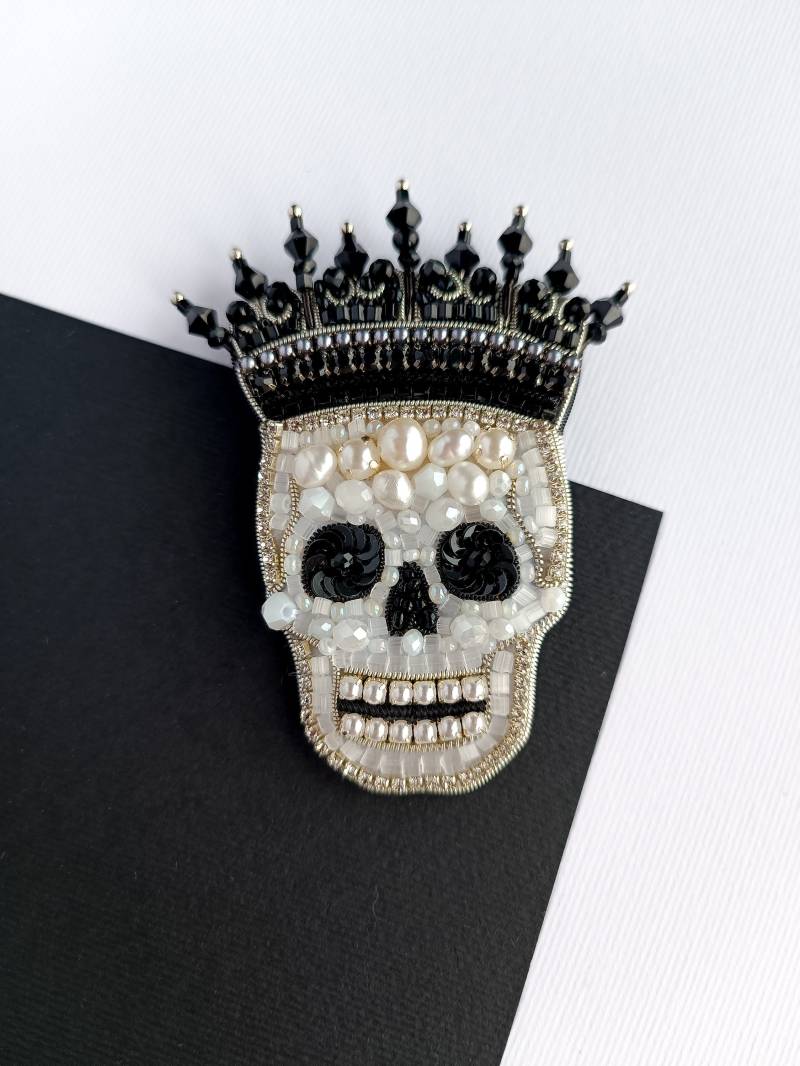 Gestickte Schädelbrosche, Handgefertigt in Der Ukraine von NikoLeeShop