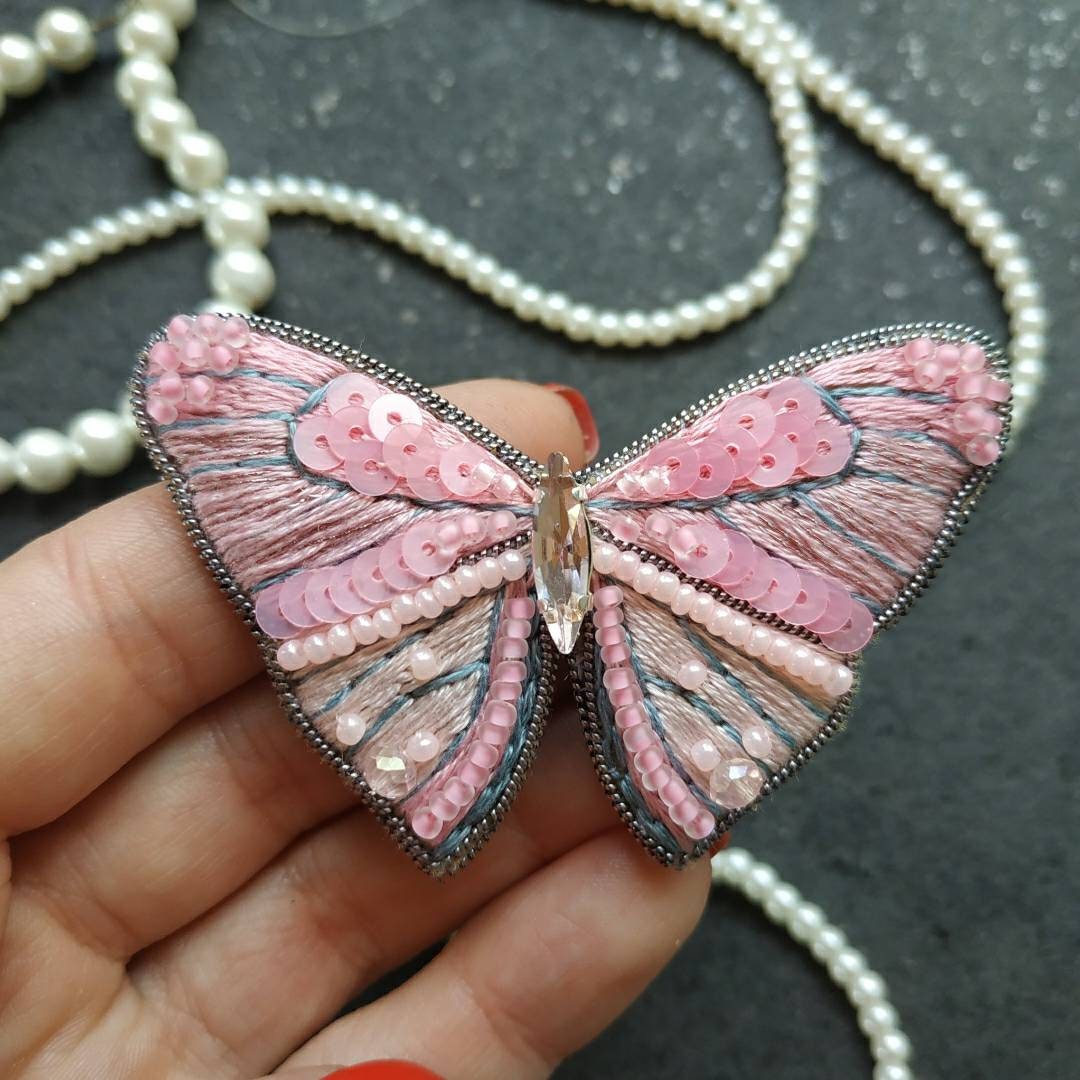 Gestickte Schmetterling Brosche Handgemachte Perlen Pailletten Baumwolle Anstecknadel von NikoLeeShop