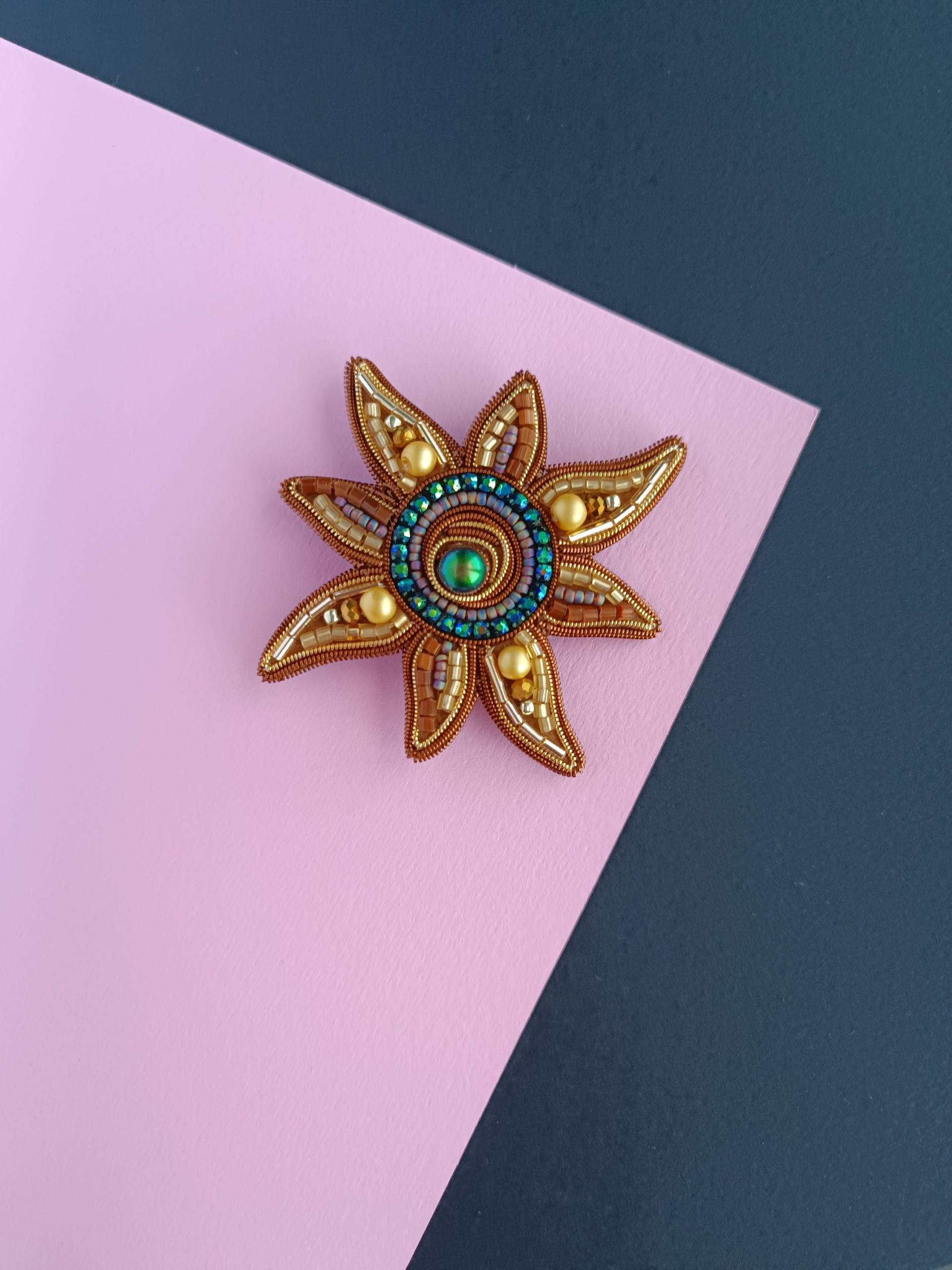 Gestickte Sonne Brosche Perlen Solar Pin Made in Der Ukraine Einzigartigen Schmuck Für Sie von NikoLeeShop