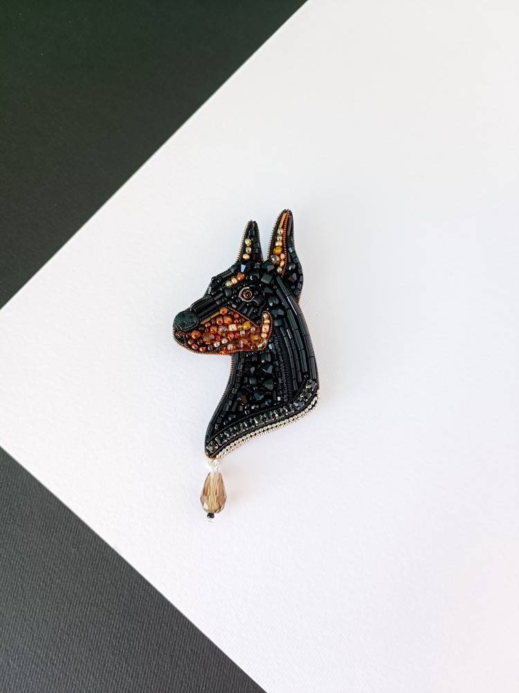 Gestickter Hund Brosche Handgemachte Perlen Dobermann Pin Tier Schmuck Hundeliebhaber Geschenk Schwarzer von NikoLeeShop