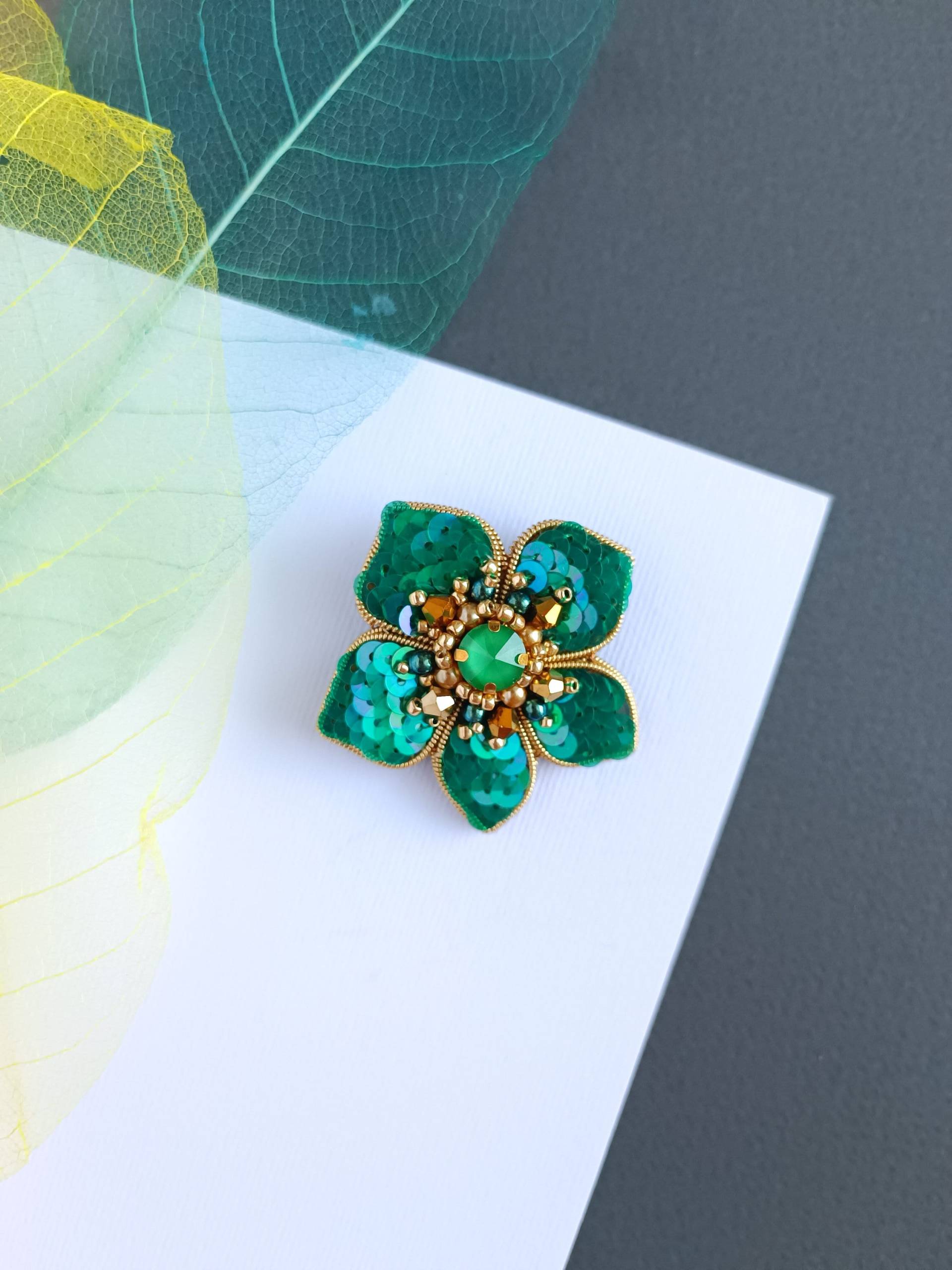 Handgemachte Perlen Blumen Brosche Gestickte Pailletten Anstecknadel, Grünes Blumengeschenk von NikoLeeShop