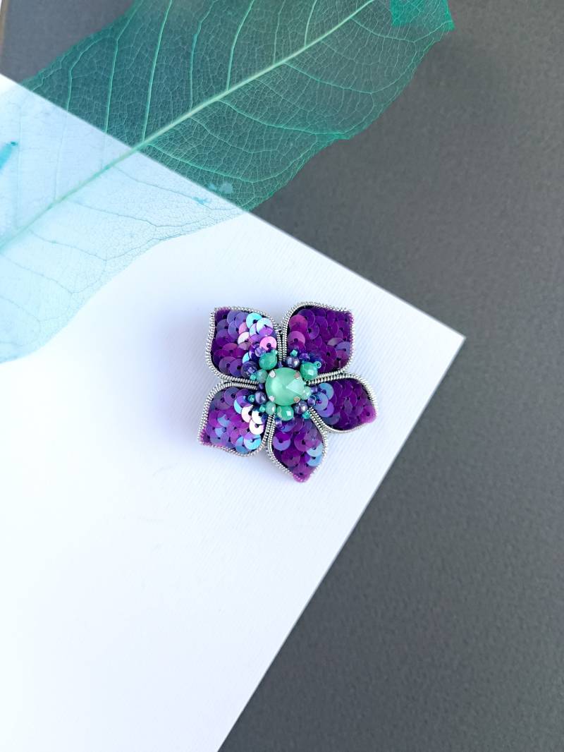 Handgemachte Perlenbrosche Blumen Pailletten Lila Anstecknadel von NikoLeeShop