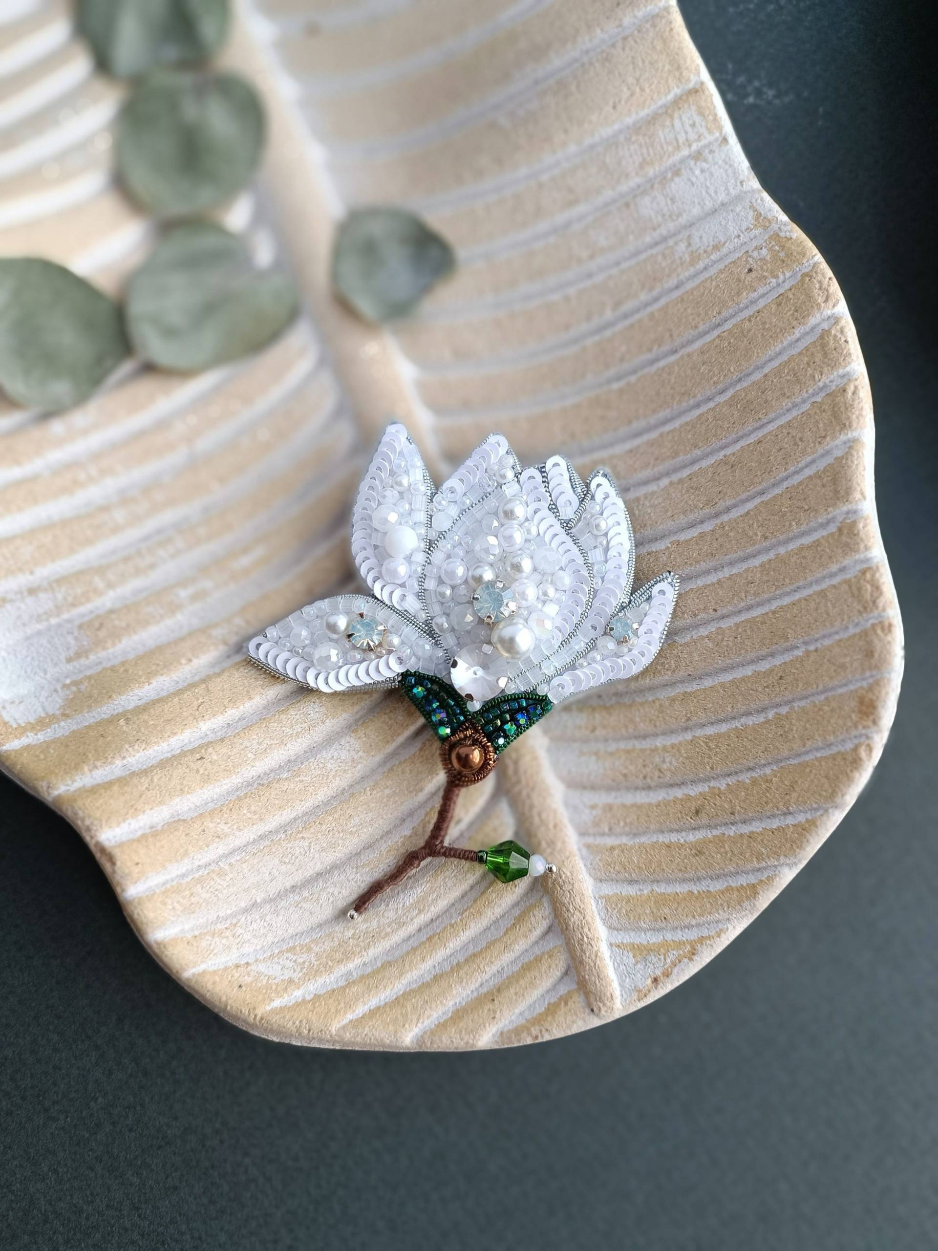 Magnolie Brosche Perlen Anstecknadel, Handgemachter Schmuck von NikoLeeShop