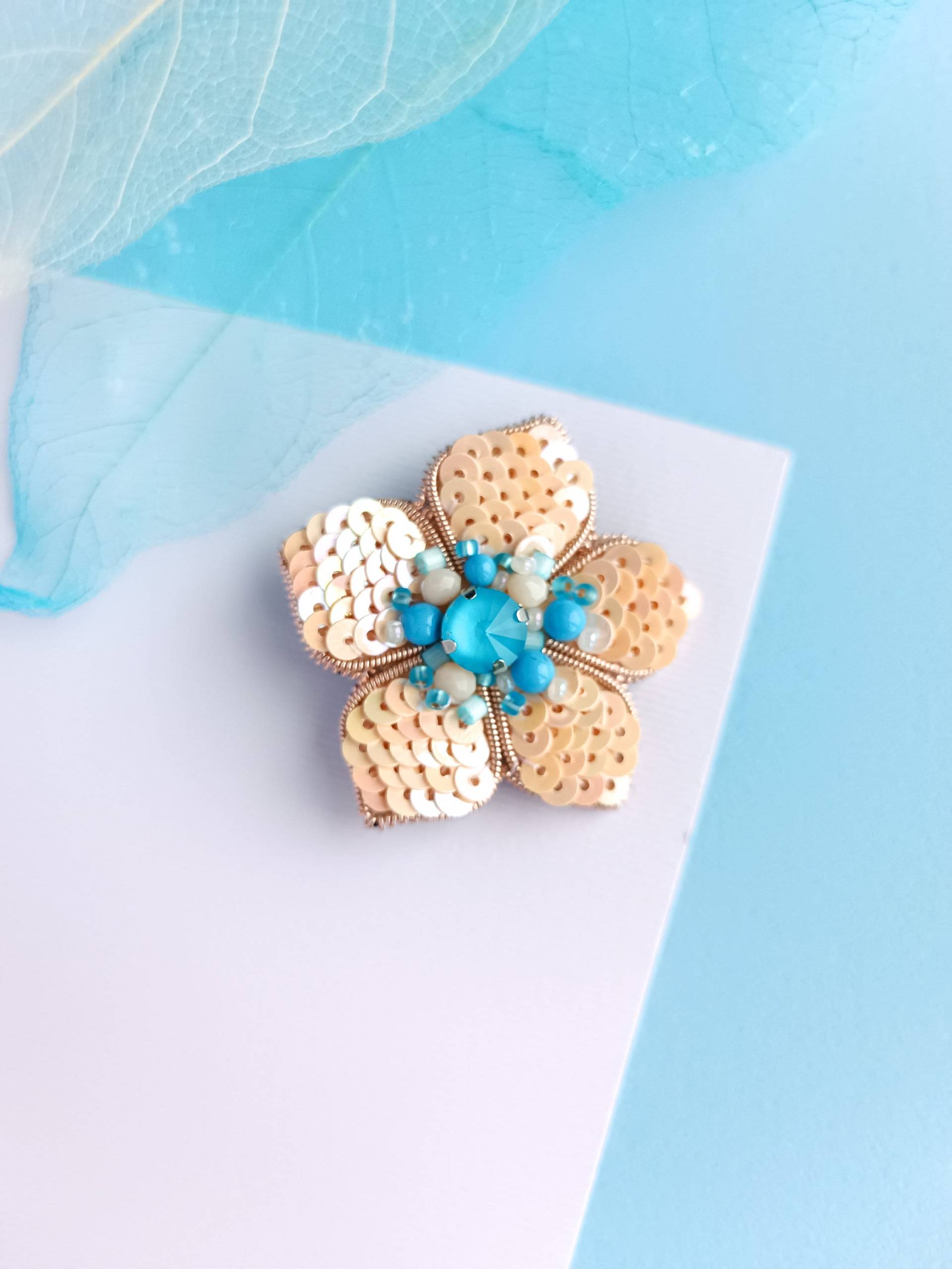 Perlen Blumen Brosche Gestickt Pailletten Pin Liebhaber Geschenk Kleine Handgemachte Made in Ukraine Beige Blume von NikoLeeShop