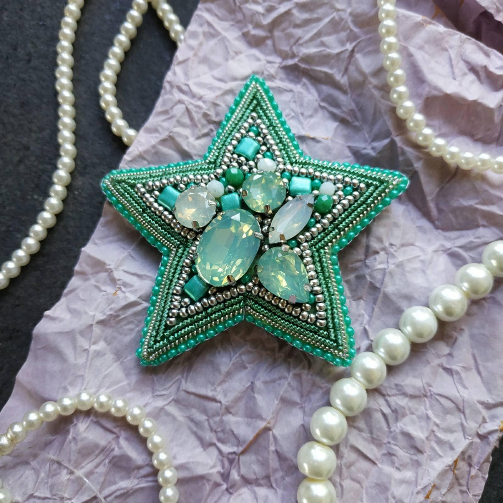 Perlen Brosche Stern Mint Kristall Bestickter Weihnachtsschmuck von NikoLeeShop