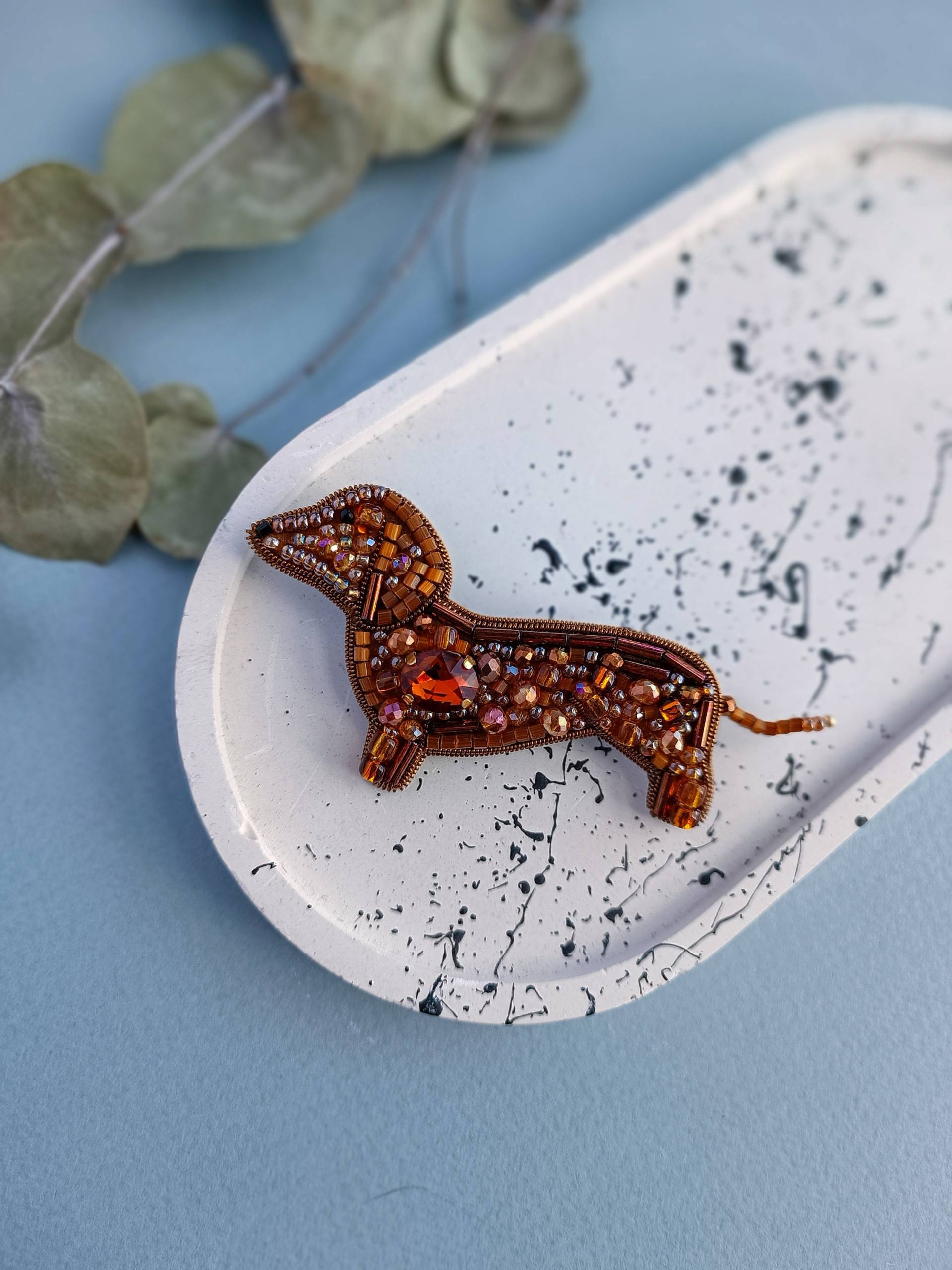 Perlen Dackel Brosche Gestickter Hund Pin Handgemachter Schmuck Einzigartig Für Hundeliebhaber von NikoLeeShop