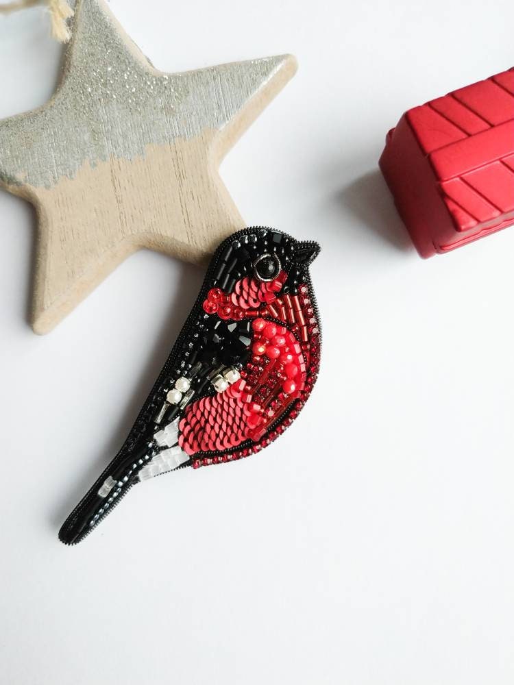 Perlen Dompfaff Brosche Gestickt Vogel-Liebhaber Schmuck Geschenk Für Ihre Kleinen Pin Handgemachte Rote Und Schwarze Vogel von NikoLeeShop