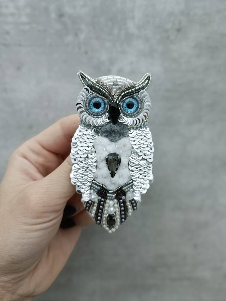 Perlen Eule Pin Gestickt Vogel Brosche Schmuck Einzigartiges Geschenk Weiße Und Graue Made in Der Ukraine von NikoLeeShop