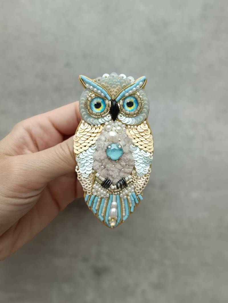 Perlen Eule Pin Gestickte Vogel Brosche Schmuck Einzigartiges Geschenk Beige Und Blaue Made in Der Ukraine von NikoLeeShop