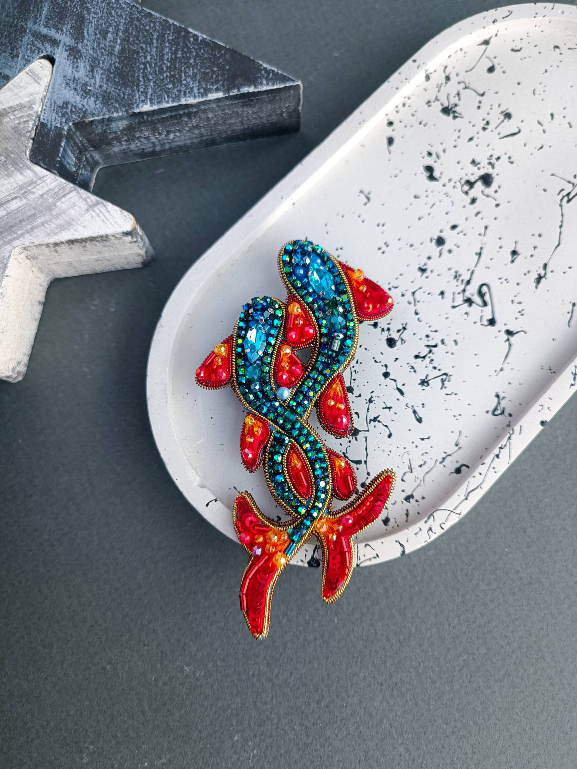 Perlen Fisch Brosche Stücke Sign Schmuck Karpfen Coi Pin Gestickt Handmade Einzigartiges Geschenk Für Sie Hergestellt in Der Ukraine von NikoLeeShop