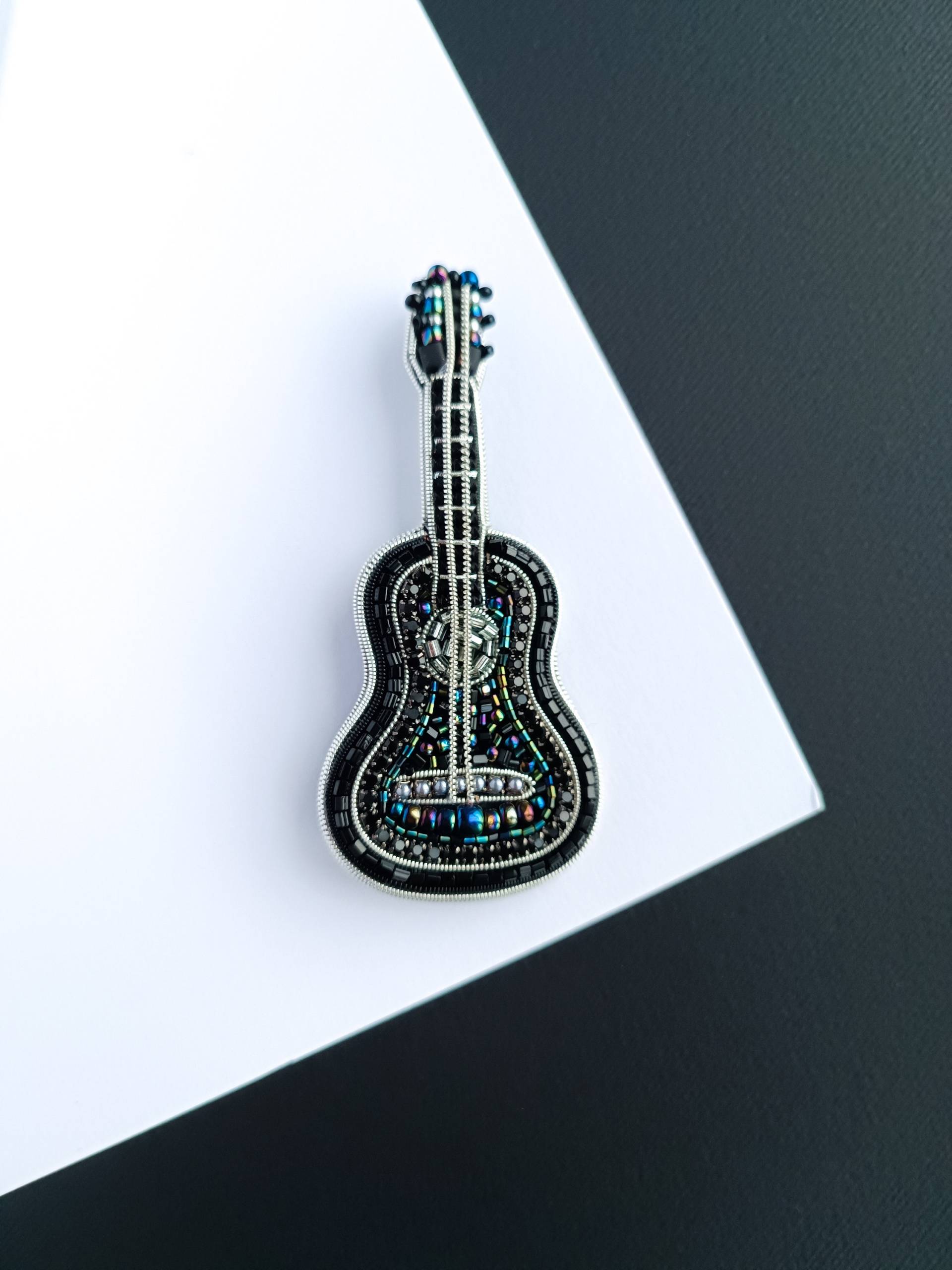 Perlen Gitarre Brosche Gestickt Pin Einzigartiges Geschenk Für Gitarrist Musiker Schmuck Schwarze Made in Ukraine Weihnachtsgeschenk Sie von NikoLeeShop