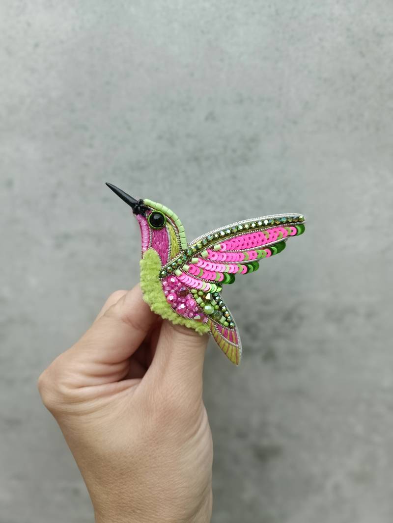 Perlen Kolibri Brosche Gestickt Geschenk Für Ihren Vogel-Liebhaber Schmuck Handgemachtes Einzigartiges Rosa Und Hellgrün von NikoLeeShop