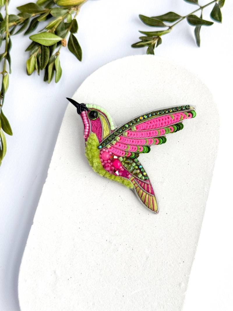 Perlen Kolibri Brosche Gestickt Geschenk Für Ihren Vogel-Liebhaber Schmuck Handgemachtes Einzigartiges Rosa Und Hellgrün von NikoLeeShop