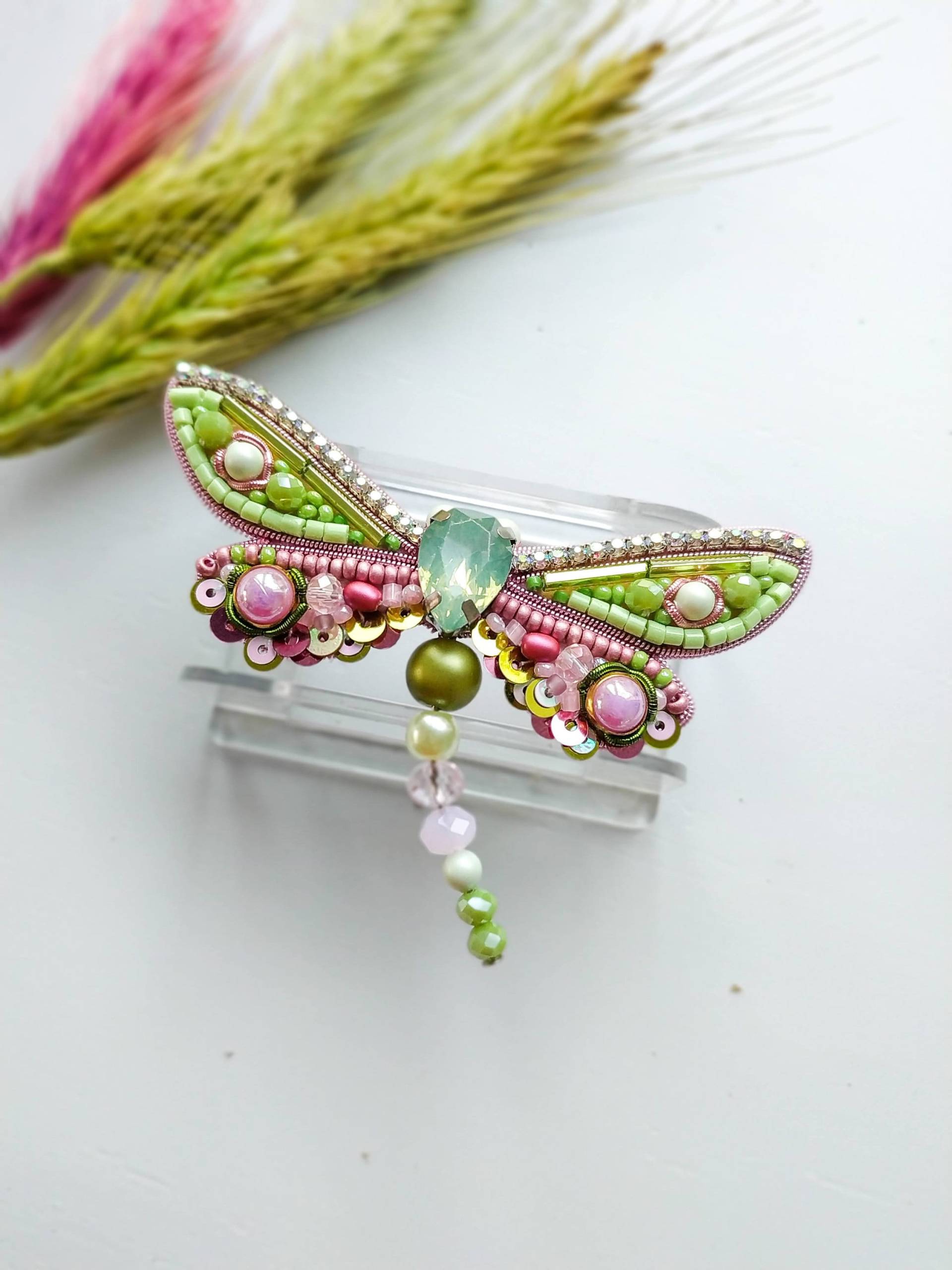 Perlen Libelle Brosche Gestickt Pin Schmuck Rosa Und Grün Insekt Weihnachtsgeschenk Für Ihren Schmetterling Liebhaber Geschenk Perle Kunst von NikoLeeShop